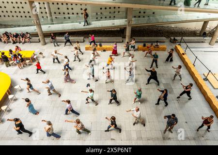 Personnes locales à Un cours de yoga dans le Centro Cultural la Moneda, Santiago, Chili. Banque D'Images