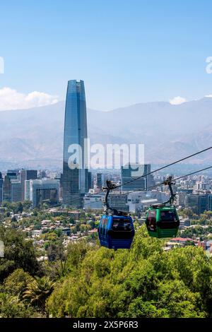 Le téléphérique avec vue sur la ville, Cerro San Cristobal, Santiago, Chili. Banque D'Images
