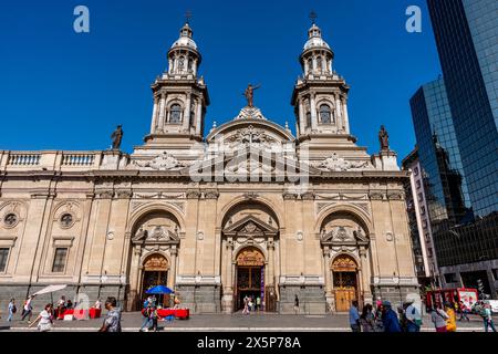 L'extérieur de la cathédrale métropolitaine de Santiago, Plaza de Armas, Santiago, Chili. Banque D'Images