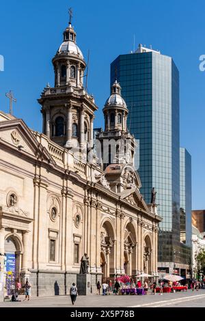 L'extérieur de la cathédrale métropolitaine de Santiago, Plaza de Armas, Santiago, Chili. Banque D'Images