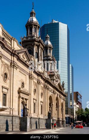 L'extérieur de la cathédrale métropolitaine de Santiago, Plaza de Armas, Santiago, Chili. Banque D'Images