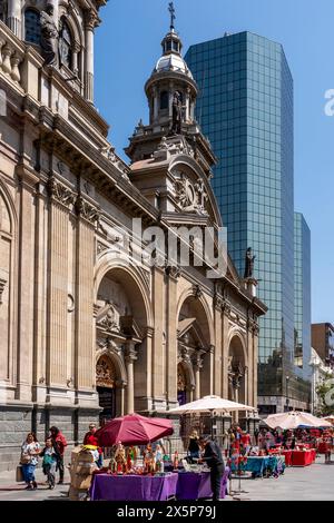 L'extérieur de la cathédrale métropolitaine de Santiago, Plaza de Armas, Santiago, Chili. Banque D'Images