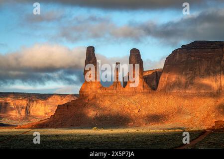 Un panorama de la chaîne de montagnes abritant les célèbres flèches des trois Sœurs à Monument Valley, Arizona sur la gauche de l'image lors d'une d nuageuse et pluvieuse Banque D'Images