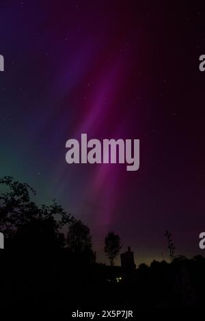 Bickington, Royaume-Uni, 10 mai 2024, Northern Lights illumine le ciel du sud du Devon à la ferme Farlacombe. Crédit : Will Tudor/Alamy Live News Banque D'Images