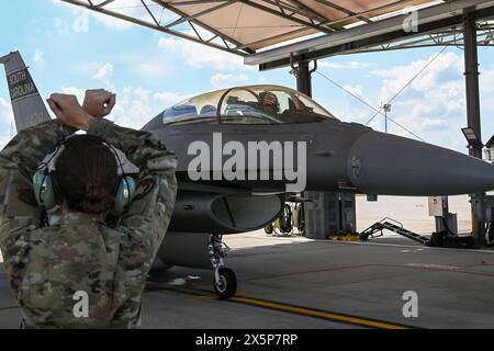 Eastover, États-Unis. 05 mai 2024. Un aviateur de l'US Air Force marshale Col. Michael Ferrario, le commandant de la 169th Fighter Wing, pour se mettre en position de stationnement après un vol d'orientation pour le rep. Nancy Mace, dans un avion de chasse F-16 Fighting Falcon de l'Air Force à la McEntire joint National Guard base, le 5 mai 2024, à Eastover, Caroline du Sud. Crédit : SSGT. Mackenzie Bacalzo/U. S Air Force/Alamy Live News Banque D'Images