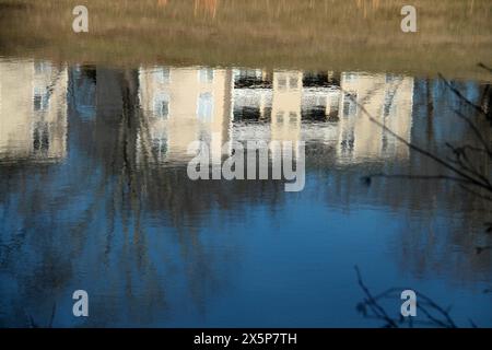 Lynchburg, Virginie, États-Unis. Immeubles d'appartements reflétés dans un lac. i Banque D'Images