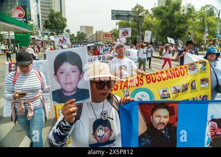 Mexiko Stadt, Mexique. 11 mai 2024. Les proches de personnes disparues participent à une manifestation le jour de la fête des mères contre la lenteur des enquêtes sur le sort des personnes disparues. Selon les chiffres officiels, environ 100 000 personnes auraient disparu au Mexique. Crédit : Jair Cabrera Torres/dpa/Alamy Live News Banque D'Images