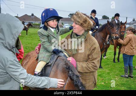 L’enfant photographié (photographié avec permission) fêtait son 2ème anniversaire en faisant un tour avec la chasse sur Bodmin Moor! Photographié dans Minions avant Banque D'Images