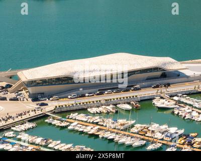 Vue de la nouvelle gare maritime de Salerne , Italie. Terminal by Zaha Hadid Architects fait partie intégrante du plan urbain de la ville. Banque D'Images