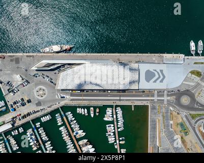 Vue de la nouvelle gare maritime de Salerne , Italie. Terminal by Zaha Hadid Architects fait partie intégrante du plan urbain de la ville. Banque D'Images