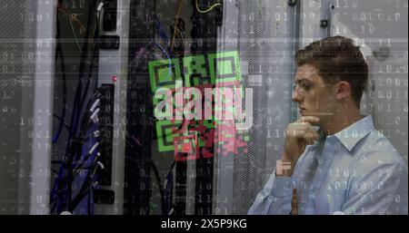 Image du code qr sur le traitement des données et les serveurs de vérification de l'homme caucasien Banque D'Images