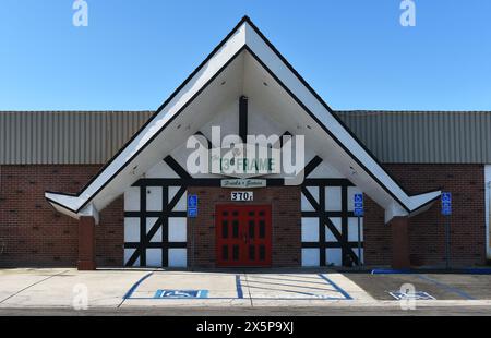 LA HABRA, CALIFORNIE, 28 avril 2024 : le 13e salon Frame au la Habra Bowl sur Whittier Boulevard. Banque D'Images