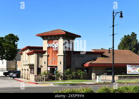 WHITTIER, CALIFORNIE - 28 APR 2024 : Restaurant IHOP sur Whittier Boulevard, un restaurant populaire connu pour ses crêpes. Banque D'Images