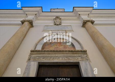 Salerne, Italie - 4 août 2023 : Cathédrale de Salerne ou Cathédrale Saint Matthieu et Saint Grégoire le Grand (Cattedrale di San Matteo e San Gregorio ma Banque D'Images