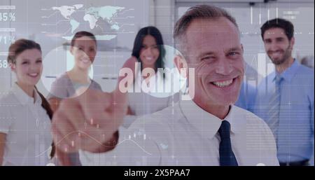 Image du traitement des données sur des gens d'affaires heureux et diversifiés Banque D'Images