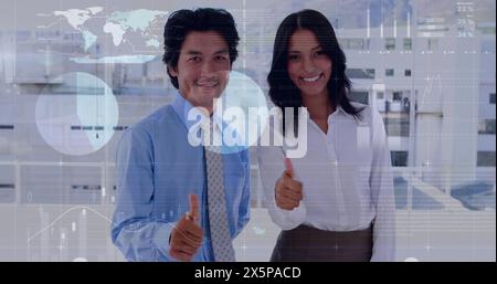 Image du traitement des données sur des gens d'affaires heureux et diversifiés Banque D'Images