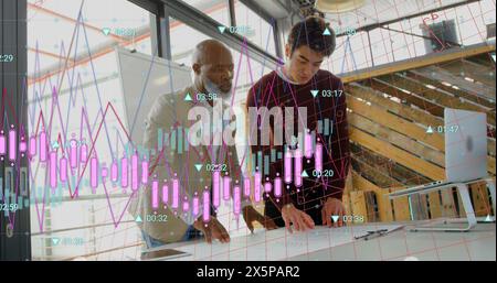 Image de graphiques, les chiffres changeant au-dessus de divers collègues discutant du plan au bureau Banque D'Images