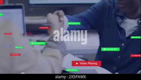 Image de barres de notification sur diverses collègues féminines discutant et serrant la main sur le bureau Banque D'Images