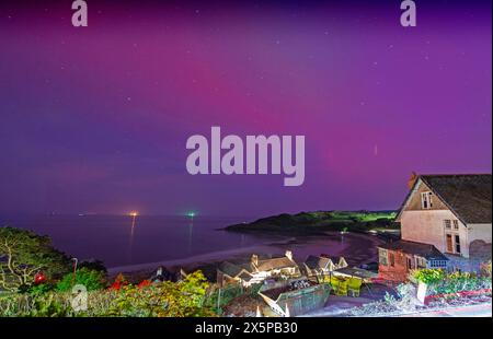 Swansea, Royaume-Uni. 11 mai 2024. Les aurores boréales se sont montrées dans le ciel clair de nuit au-dessus de Langland Bay près de Swansea ce soir. Une des tempêtes géomagnétiques les plus fortes depuis des années frappe actuellement la terre, ce qui augmente les chances de voir les aurores boréales. Crédit : Phil Rees/Alamy Live News Banque D'Images