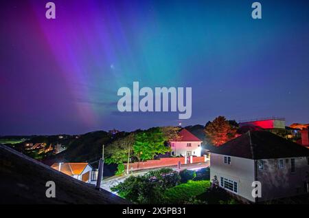 Swansea, Royaume-Uni. 11 mai 2024. Les aurores boréales se sont montrées dans le ciel clair de nuit au-dessus de Langland Bay près de Swansea ce soir. Une des tempêtes géomagnétiques les plus fortes depuis des années frappe actuellement la terre, ce qui augmente les chances de voir les aurores boréales. Crédit : Phil Rees/Alamy Live News Banque D'Images