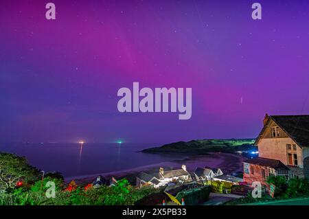 Swansea, Royaume-Uni. 11 mai 2024. Les aurores boréales se sont montrées dans le ciel clair de nuit au-dessus de Langland Bay près de Swansea ce soir. Une des tempêtes géomagnétiques les plus fortes depuis des années frappe actuellement la terre, ce qui augmente les chances de voir les aurores boréales. Crédit : Phil Rees/Alamy Live News Banque D'Images