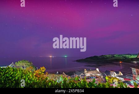 Swansea, Royaume-Uni. 11 mai 2024. Les aurores boréales se sont montrées dans le ciel clair de nuit au-dessus de Langland Bay près de Swansea ce soir. Une des tempêtes géomagnétiques les plus fortes depuis des années frappe actuellement la terre, ce qui augmente les chances de voir les aurores boréales. Crédit : Phil Rees/Alamy Live News Banque D'Images