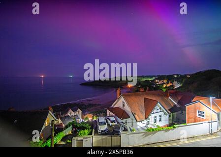 Swansea, Royaume-Uni. 11 mai 2024. Les aurores boréales se sont montrées dans le ciel clair de nuit au-dessus de Langland Bay près de Swansea ce soir. Une des tempêtes géomagnétiques les plus fortes depuis des années frappe actuellement la terre, ce qui augmente les chances de voir les aurores boréales. Crédit : Phil Rees/Alamy Live News Banque D'Images