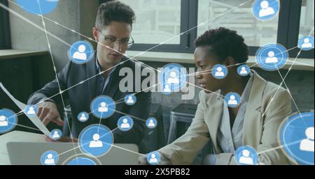 Image d'icônes reliées par des lignes sur divers collègues discutant d'un rapport au bureau Banque D'Images