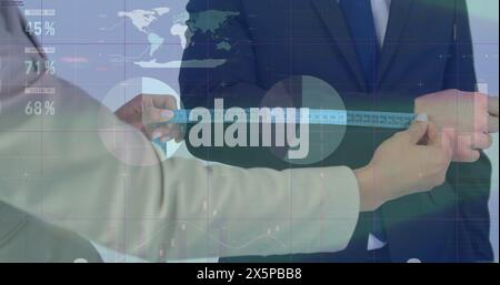 Image de graphiques et interface infographique sur une femme diverse prenant la mesure du bras de l'homme Banque D'Images