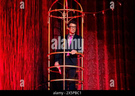 Modérateur Daniel Hartwich in einem Käfig in der zehnten Live-Show BEI der 17. Staffel der RTL-Tanzshow Let s Dance in den Kulissen des musical Moulin Rouge im musical Dome. Köln, 03.05.2024 NRW Deutschland *** présentateur Daniel Hartwich dans une cage dans le dixième spectacle live de la 17e saison du spectacle RTL dansons dans les décors de la comédie musicale Moulin Rouge dans le Dôme musical Cologne, 03 05 2024 NRW Allemagne Copyright : xChristophxHardtx Banque D'Images
