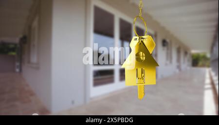 Image de clé dorée avec forme de maison sur la maison Banque D'Images