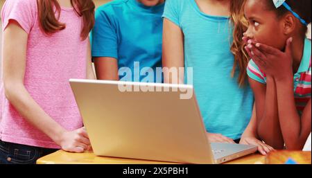 Image des icônes de l'école au-dessus de divers écoliers et enseignants dans la salle de classe Banque D'Images