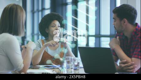 Image d'un brin d'adn qui tourne sur divers hommes d'affaires au bureau Banque D'Images