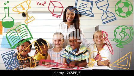 Image des icônes de l'école au-dessus de divers écoliers et enseignants dans la salle de classe Banque D'Images