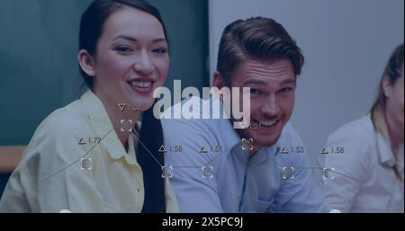 Image d'équations mathématiques sur des écoliers utilisant des ordinateurs Banque D'Images