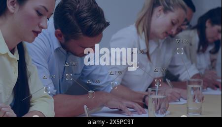 Image d'équations mathématiques sur des écoliers utilisant des ordinateurs Banque D'Images