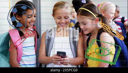 Image des icônes de l'école au-dessus de divers écoliers souriants Banque D'Images