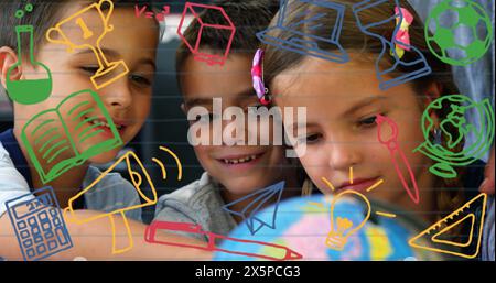 Image d'icônes de concept d'école sur divers étudiants étudiant avec le modèle globe à l'école Banque D'Images