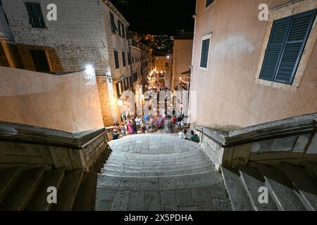 Dubrovnik, Croatie - 27 juillet 2023 : marches jésuites ou escalier dans la vieille ville de Dubrovnik dans la soirée. Banque D'Images