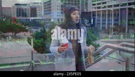 Image de la table de négociation et de la carte sur la femme asiatique se levant sur les marches tenant de la nourriture et des boissons Banque D'Images