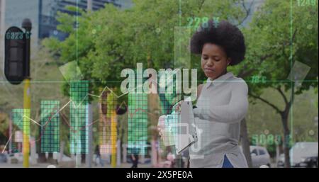 Image d'icônes, graphiques, femme afro-américaine avec café et tablette numérique regardant l'horloge Banque D'Images