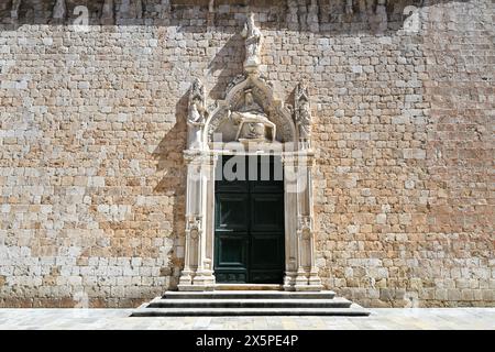 Belle vue sur la cour historique franciscaine de la célèbre église et monastère à Dubrovnik, région de Dalmatie, Croatie Banque D'Images