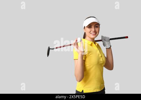 Belle golfeuse féminine sur fond gris Banque D'Images