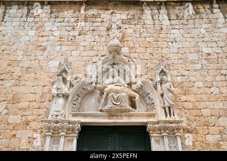 Belle vue sur la cour historique franciscaine de la célèbre église et monastère à Dubrovnik, région de Dalmatie, Croatie Banque D'Images