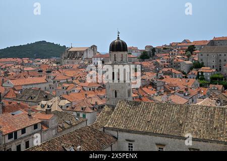 Belle vue sur la cour historique franciscaine de la célèbre église et monastère à Dubrovnik, région de Dalmatie, Croatie Banque D'Images