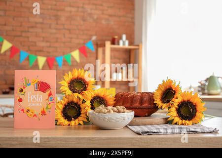 Carte de voeux avec texte FESTA Junina, nourriture traditionnelle et tournesols sur table dans la cuisine Banque D'Images