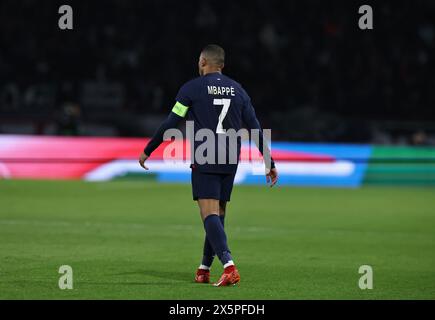 Paris, France. 10 mai 2024. Cette photo prise le 28 novembre 2023 montre Kylian Mbappe du Paris Saint-Germain réagissant lors du match du Groupe F de l'UEFA Champions League entre le Paris Saint-Germain (PSG) et Newcastle United au stade du Parc des Princes à Paris, France. Kylian Mbappe confirme le 10 mai 2024 qu’il quittera le club français de Ligue 1 du Paris Saint-Germain à la fin de la saison, sans révéler sa prochaine destination. Crédit : Gao Jing/Xinhua/Alamy Live News Banque D'Images