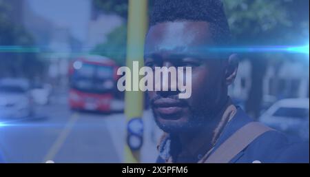 Jeune professionnel afro-américain attendant à l'arrêt de bus Banque D'Images