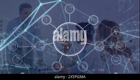 Image du globe avec des icônes sur divers gens d'affaires dans le bureau Banque D'Images