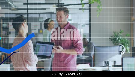Image de graphiques bleus se déplaçant sur divers collègues masculins et féminins discutant au bureau Banque D'Images